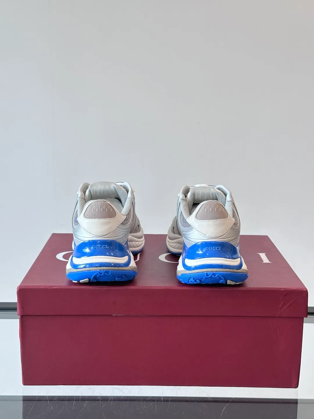[G Home] Top P: 1020💰 Men’s size will be released first Size: 39-45 (45 customized) Gucci Gucci, couple model, women’s model will be released later, new 2.0 futuristic sports shoes‼ ️A pair of subversive sneakers is here. Gucci 2.0, a full series of 4 colors with key investment, smart silhouette: slightly curved forefoot design, you can clearly feel the propulsion when commuting and trotting, and it can enhance the sense of line extension when paired with wide-leg pants or cycling pants. EVA thick soles not only have a comfortable height-increasing effect, but also reduce weight (it actually lasts 3 hours of shopping without tiring your feet!) Highlight moments for lazy people: 2. Just choose it for airport wear! You can take them off in seconds after passing the security check (you can put them on as soon as you lift the heel strap), because the shoes come with a sliding buckle, so no need! ! Tie your shoes. Really achieve the sense of relaxation that goes with you.